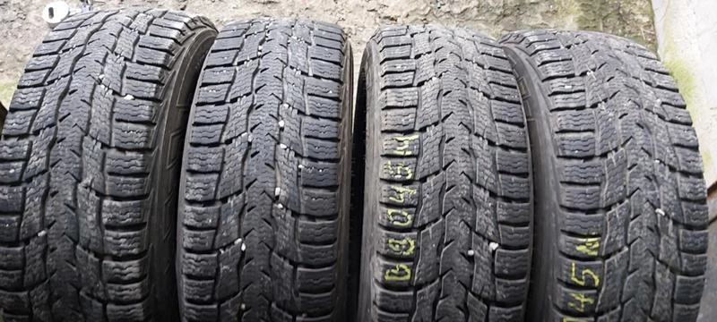 Гуми Зимни 215/65R16, снимка 1 - Гуми и джанти - 35608190