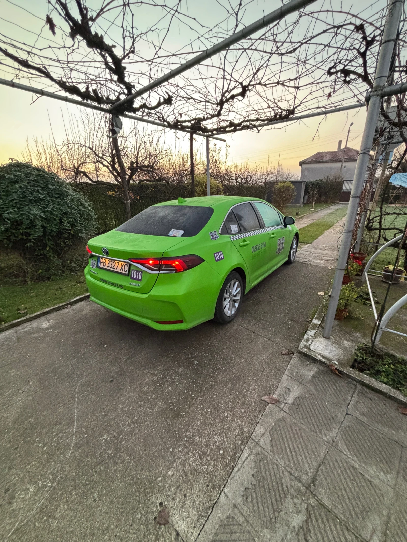 Toyota Corolla 1.8 Hybrid  - изображение 2