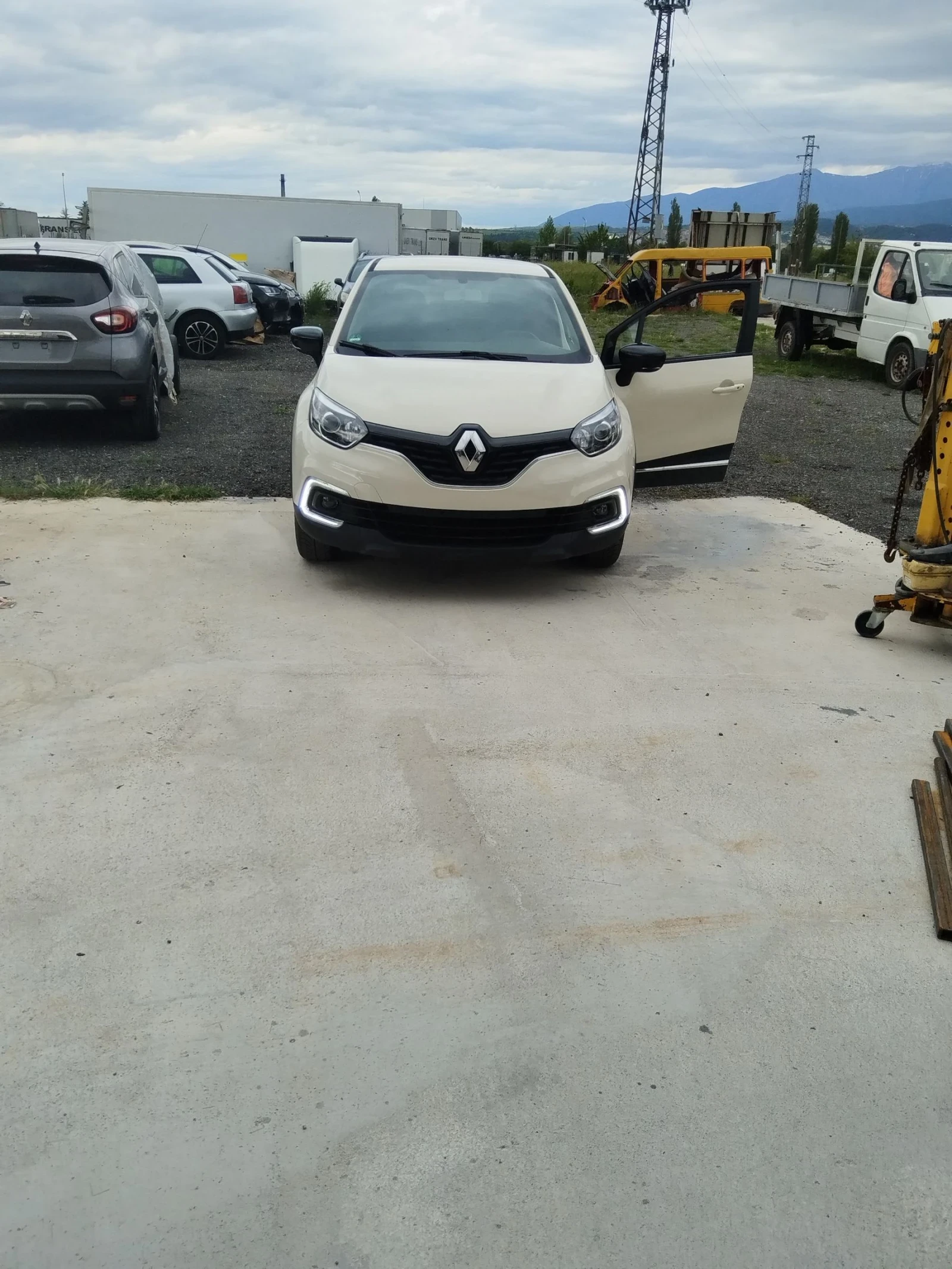 Renault Captur, снимка 8 - Автомобили и джипове - 55596960