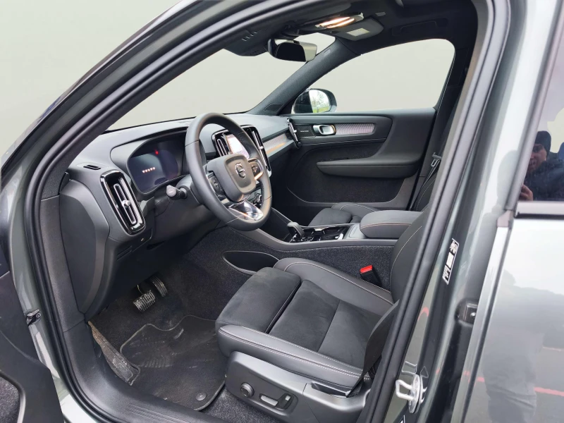 Volvo EX40 2, снимка 13 - Автомобили и джипове - 53126850