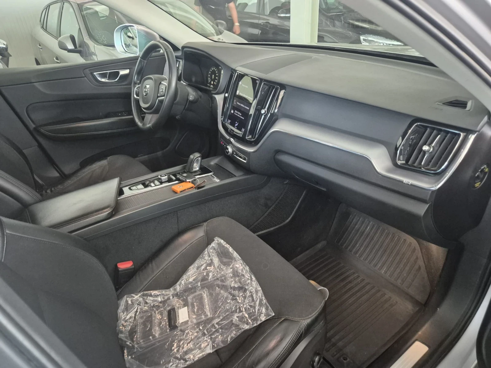 Volvo XC60 AWD B4, снимка 6 - Автомобили и джипове - 54805423