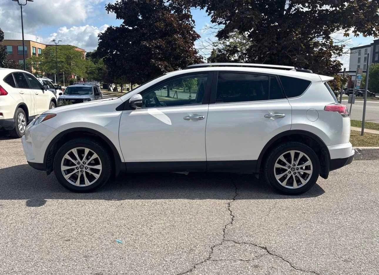 Toyota Rav4 Limited | CARFAX | АВТОКРЕДИТ БЕЗ ПЪРВОНАЧАЛНА , снимка 3 - Автомобили и джипове - 55849036