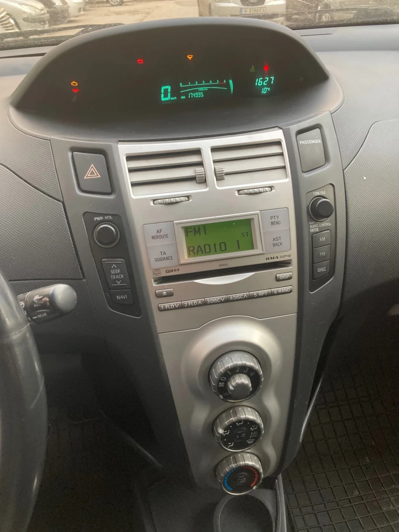 Toyota Yaris, снимка 10 - Автомобили и джипове - 52621269