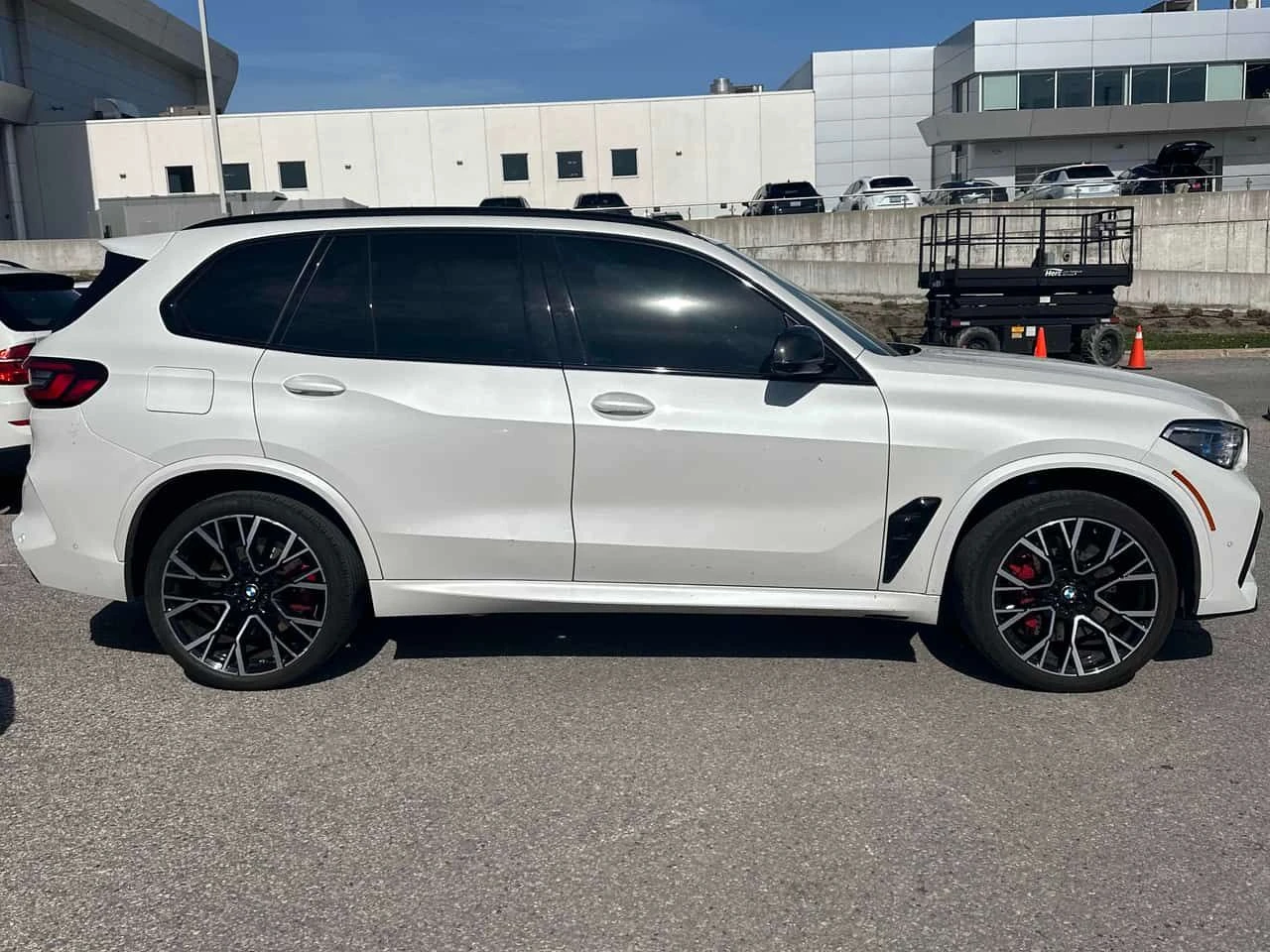 BMW X5M * Competition * ДИСТРОНИК * 360 * ЛАЗЕР * H/K, снимка 3 - Автомобили и джипове - 54418090