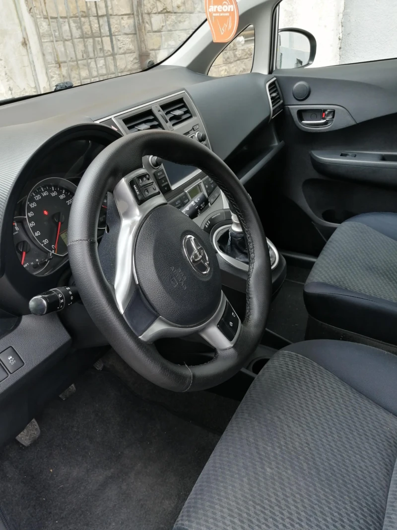 Toyota Verso S 1.3 VVTI, снимка 8 - Автомобили и джипове - 52367894