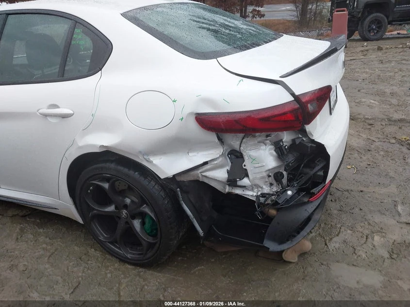 Alfa Romeo Giulia 2018 ALFA ROMEO GIULIA QUADRIFOGLIO RWD - изображение 5