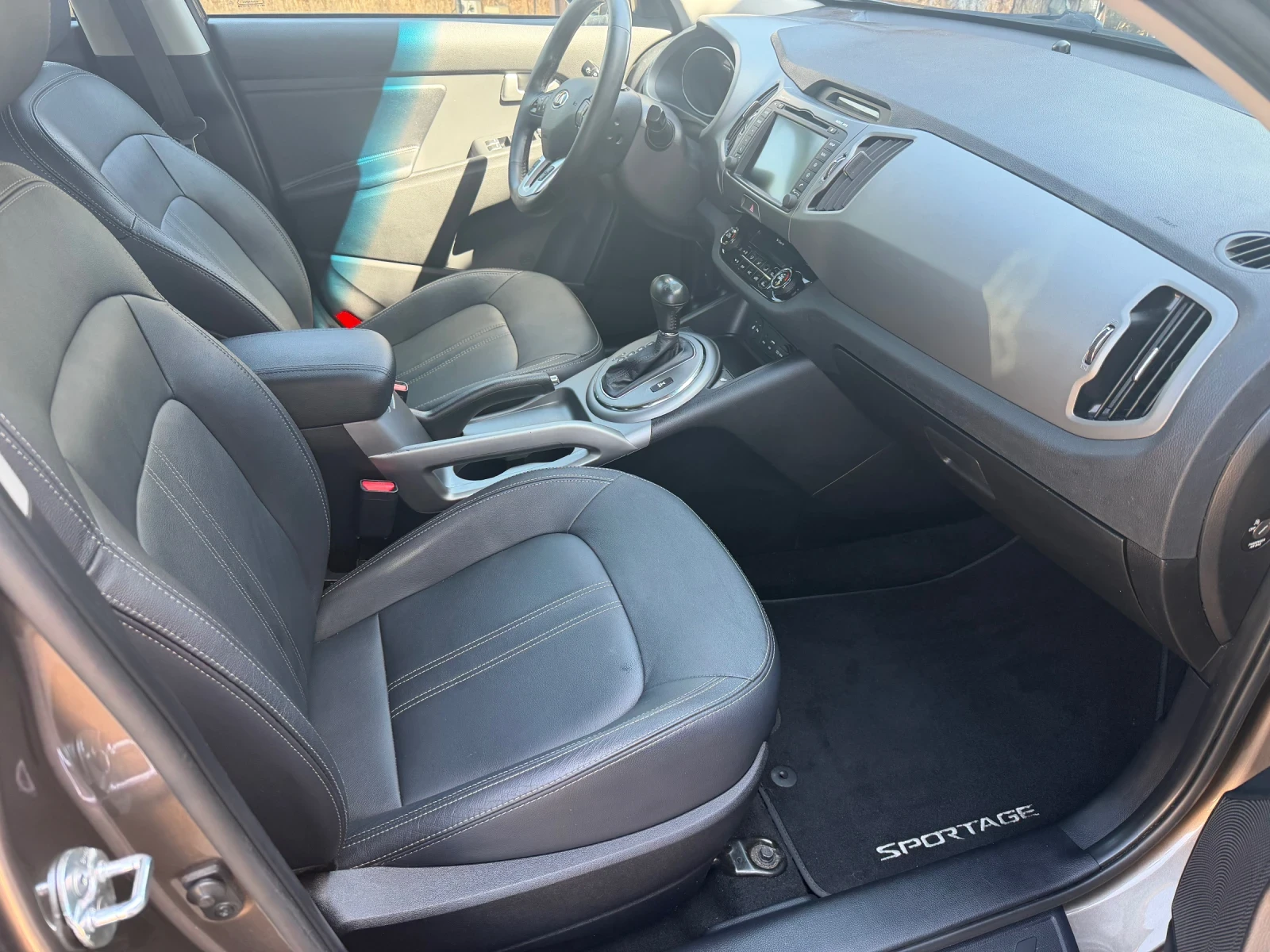 Kia Sportage 2.0crdi. 4x4. Keyless Go! Навигация ! , снимка 12 - Автомобили и джипове - 55137262
