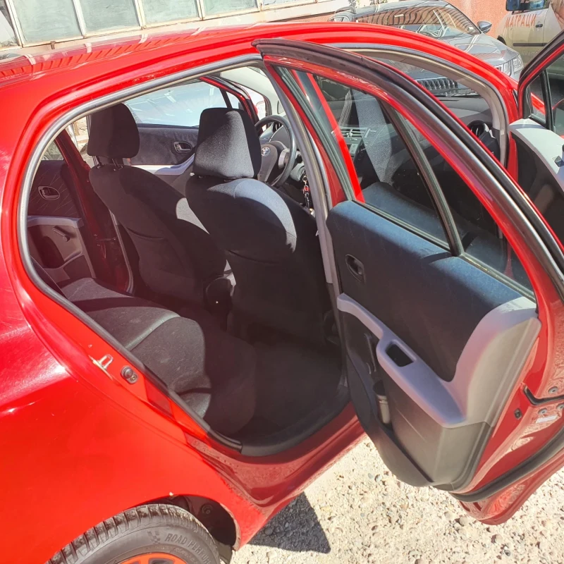 Toyota Yaris 1.3, снимка 10 - Автомобили и джипове - 47623808