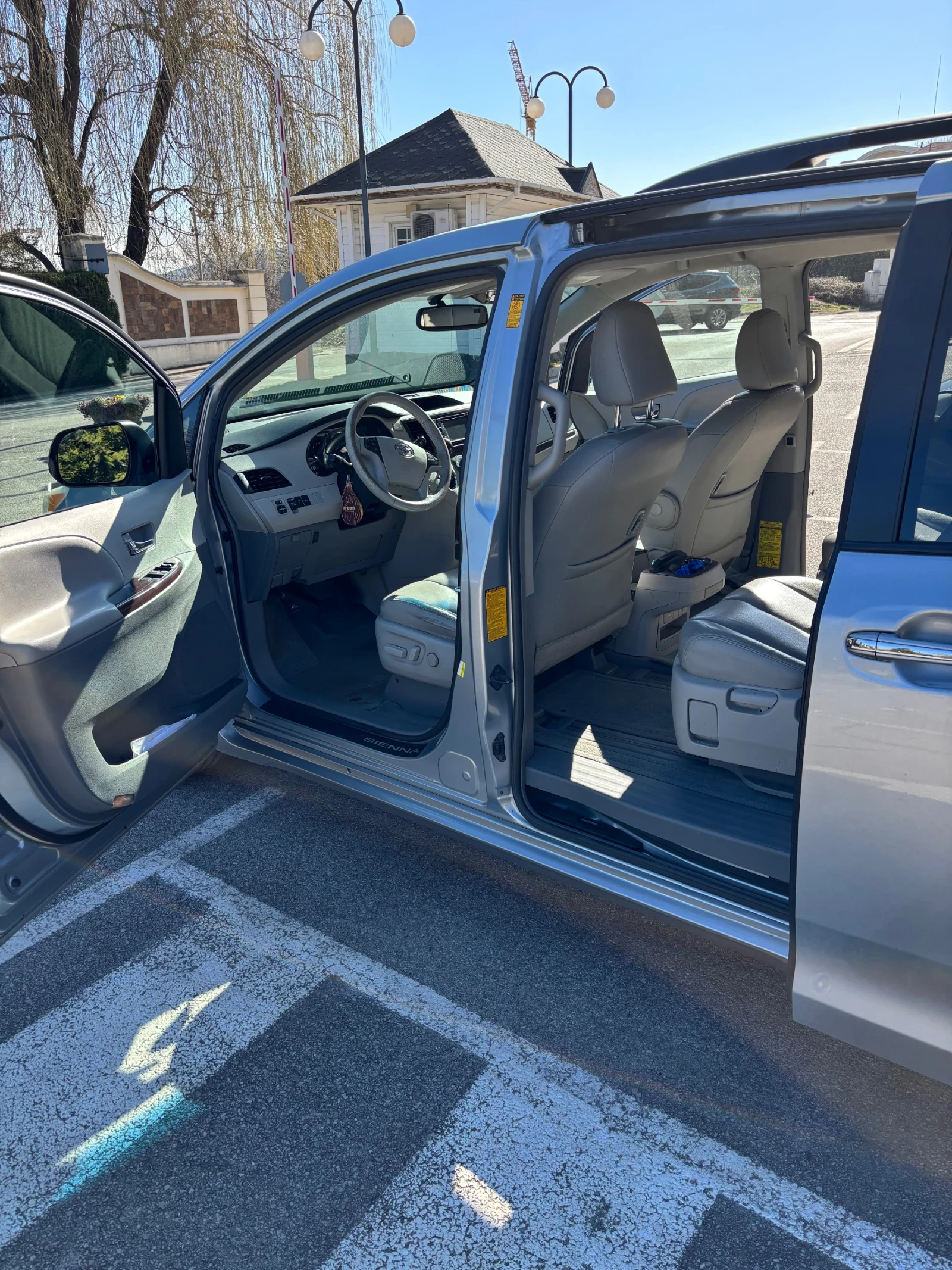 Toyota Sienna, снимка 13 - Автомобили и джипове - 53869450