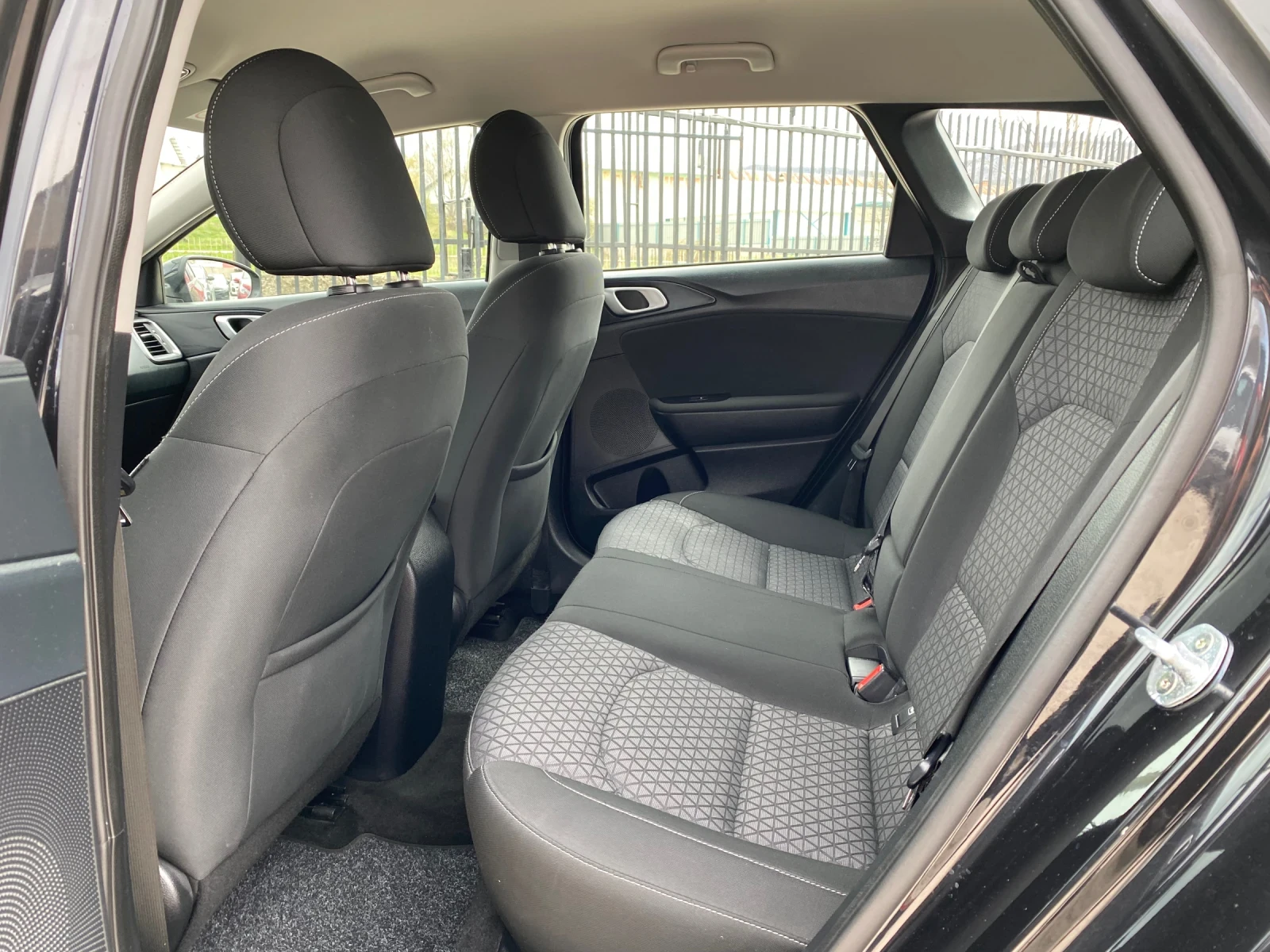 Kia Ceed 1.6 CDRI, снимка 14 - Автомобили и джипове - 54222841