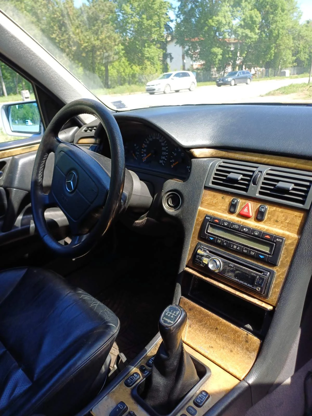 Mercedes-Benz E 200, снимка 8 - Автомобили и джипове - 54502370