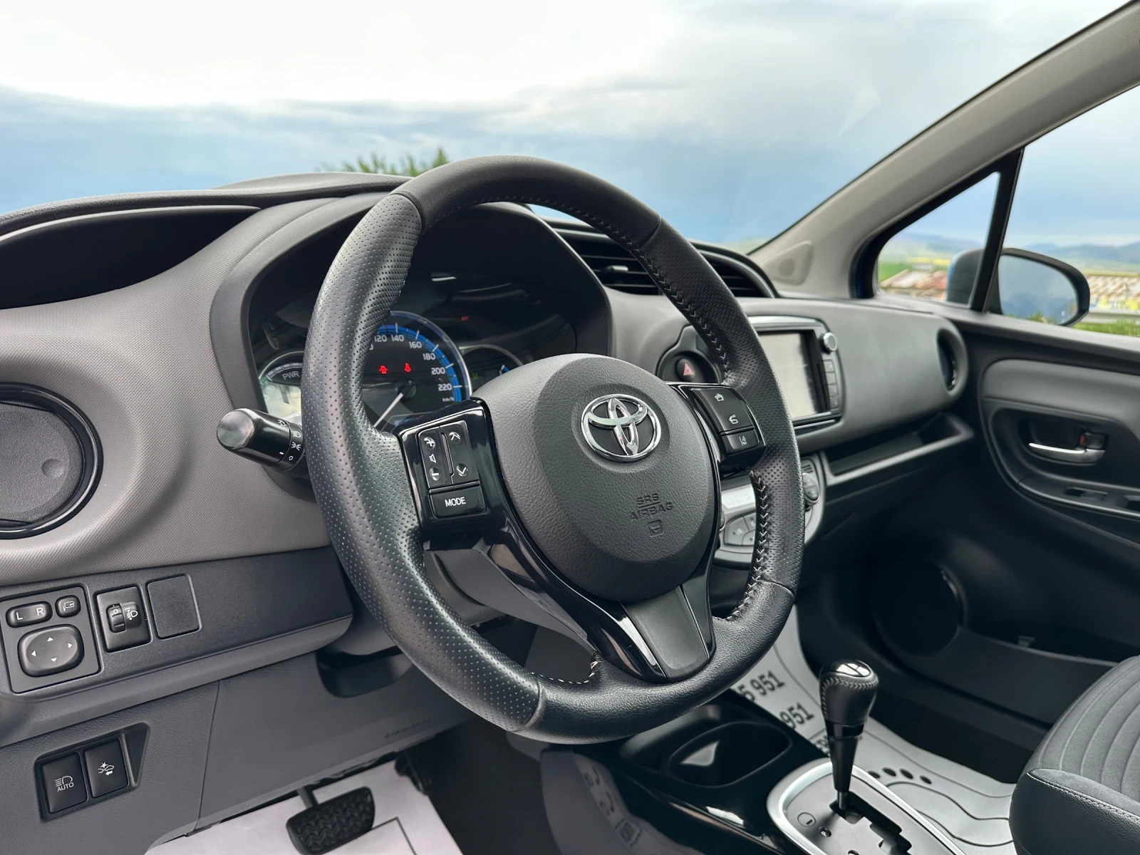 Toyota Yaris 1.5i-PANORAMA-145.000km-DISTRONIK-KAMERA-KEYLES - изображение 7