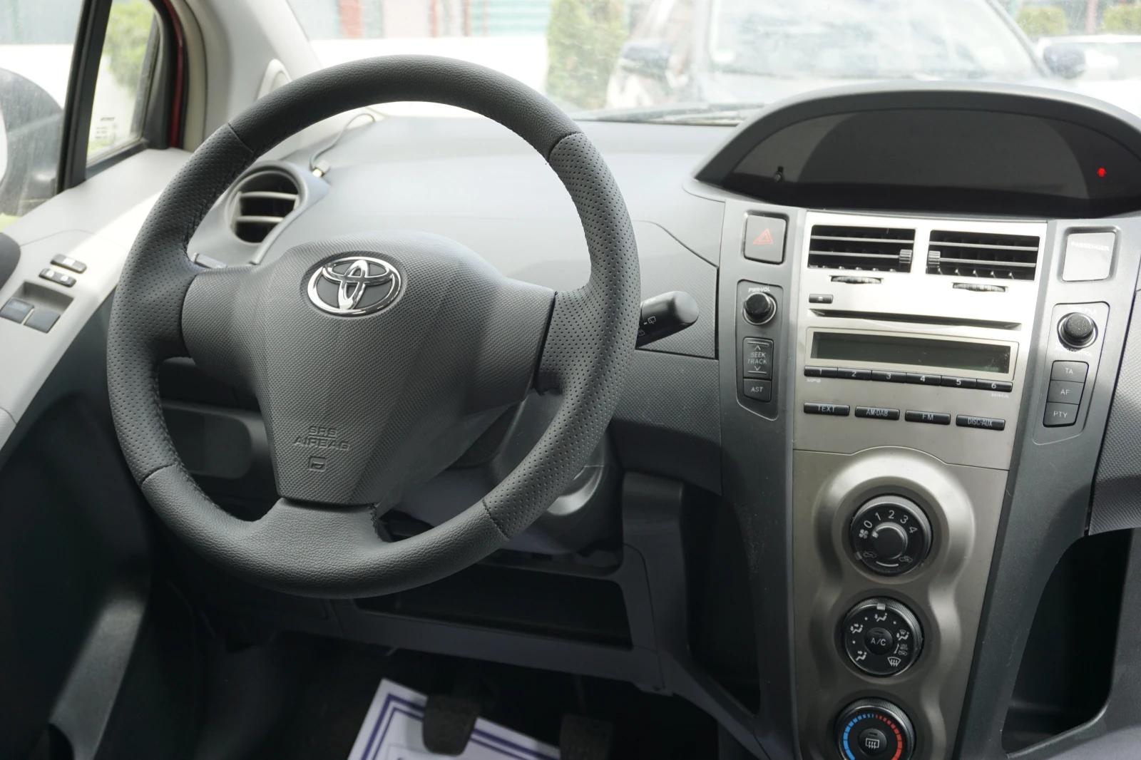 Toyota Yaris 1.0i/Facelift, снимка 15 - Автомобили и джипове - 52876351