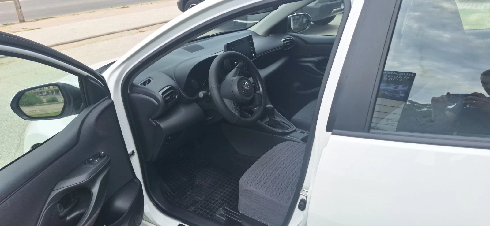Toyota Yaris HEV, снимка 9 - Автомобили и джипове - 54944191