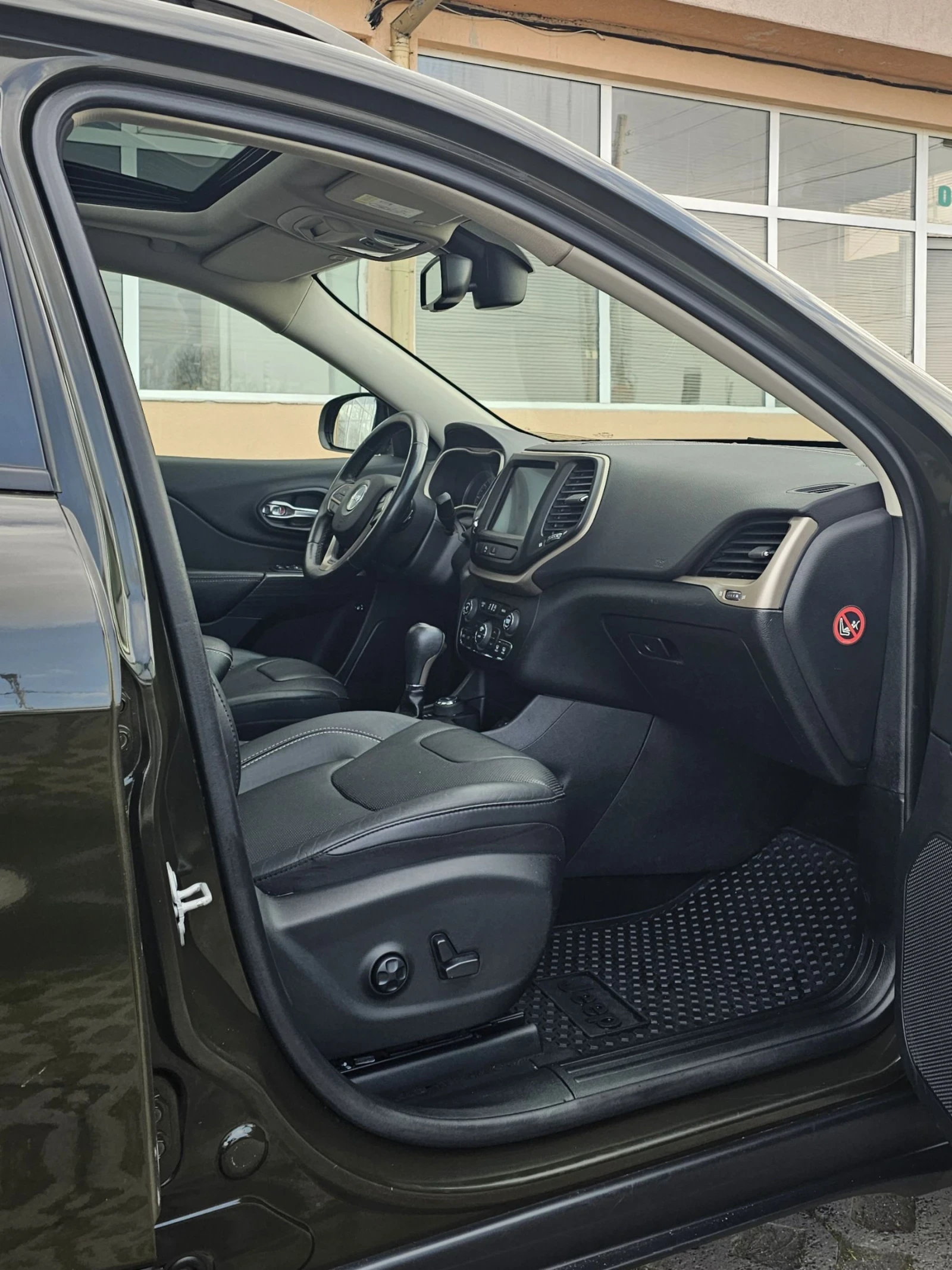 Jeep Cherokee 2.2 4WD 75th Aniversary Edition 200к.с. Keyless, снимка 8 - Автомобили и джипове - 54197162