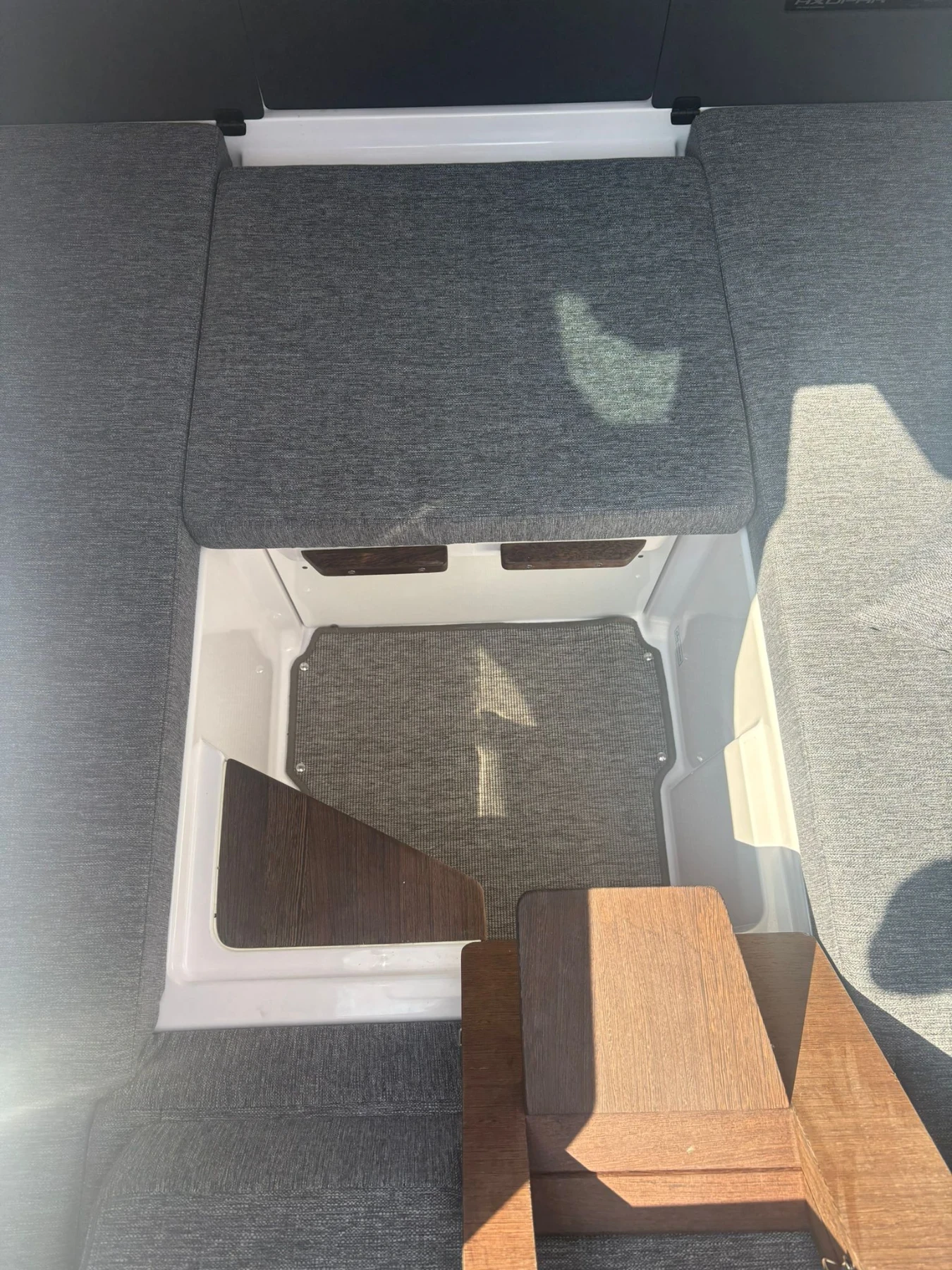 Моторна яхта Axopar 29 Sun Top - изображение 10