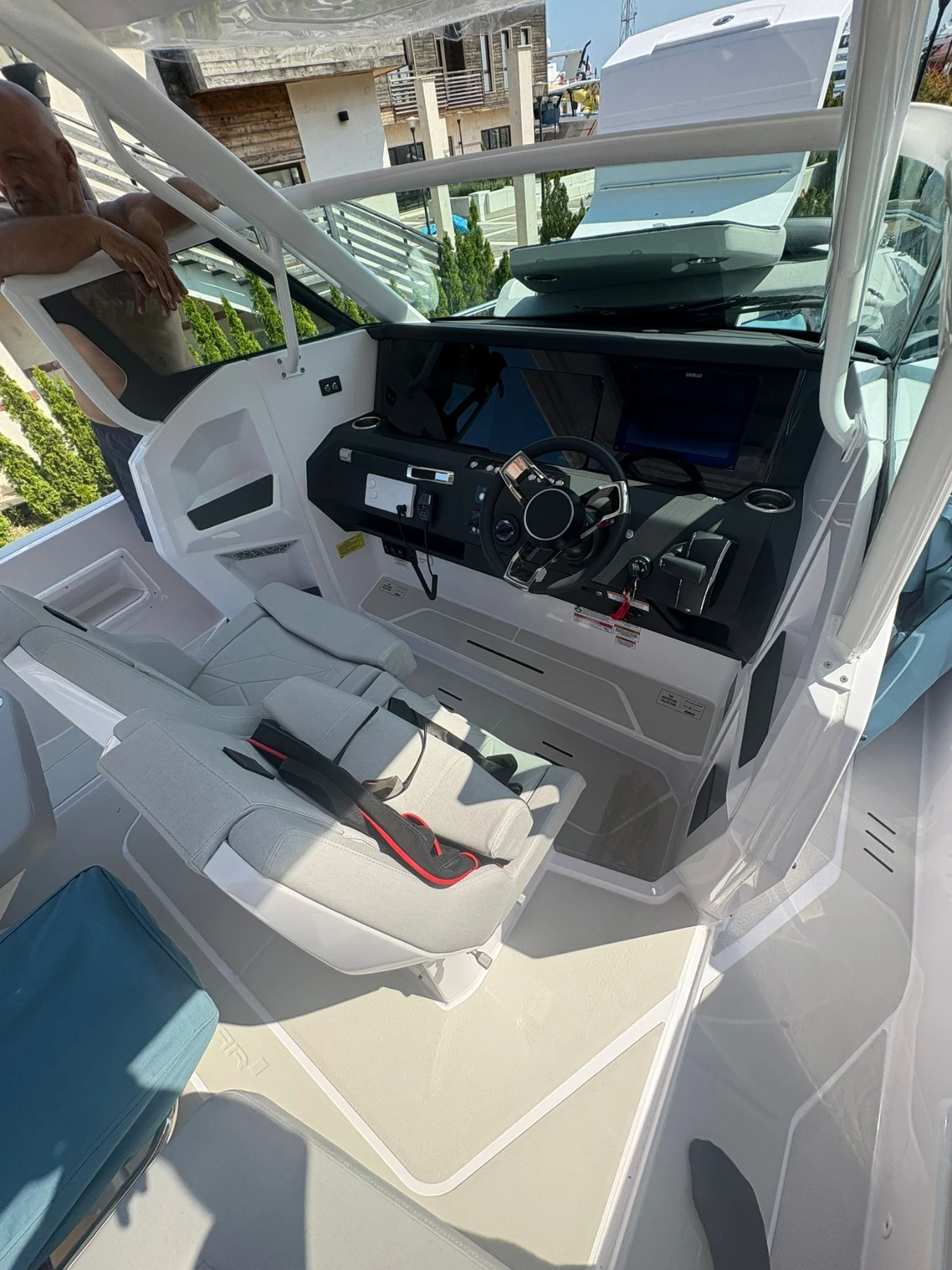 Моторна яхта Axopar 29 Sun Top - изображение 5