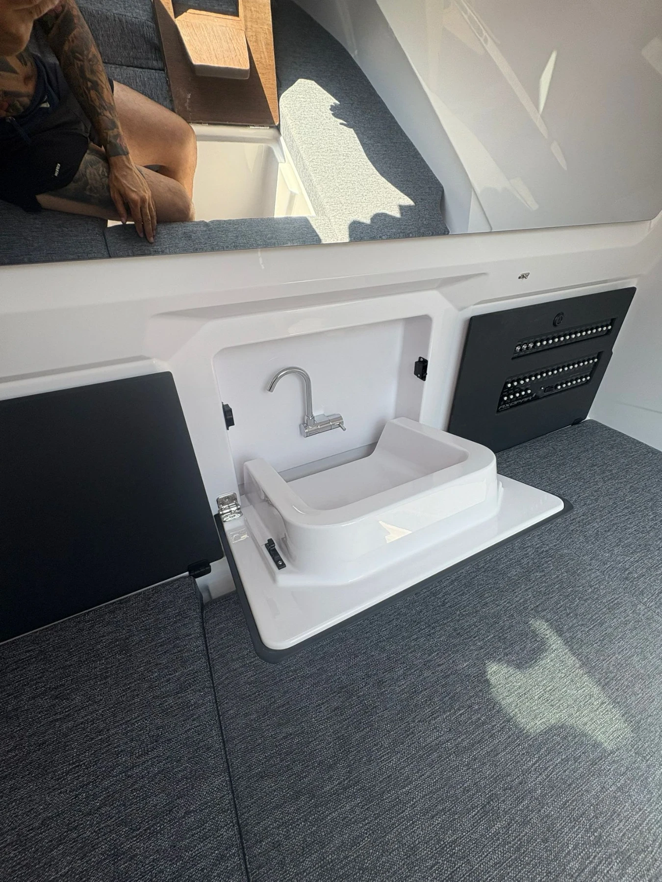 Моторна яхта Axopar 29 Sun Top - изображение 8