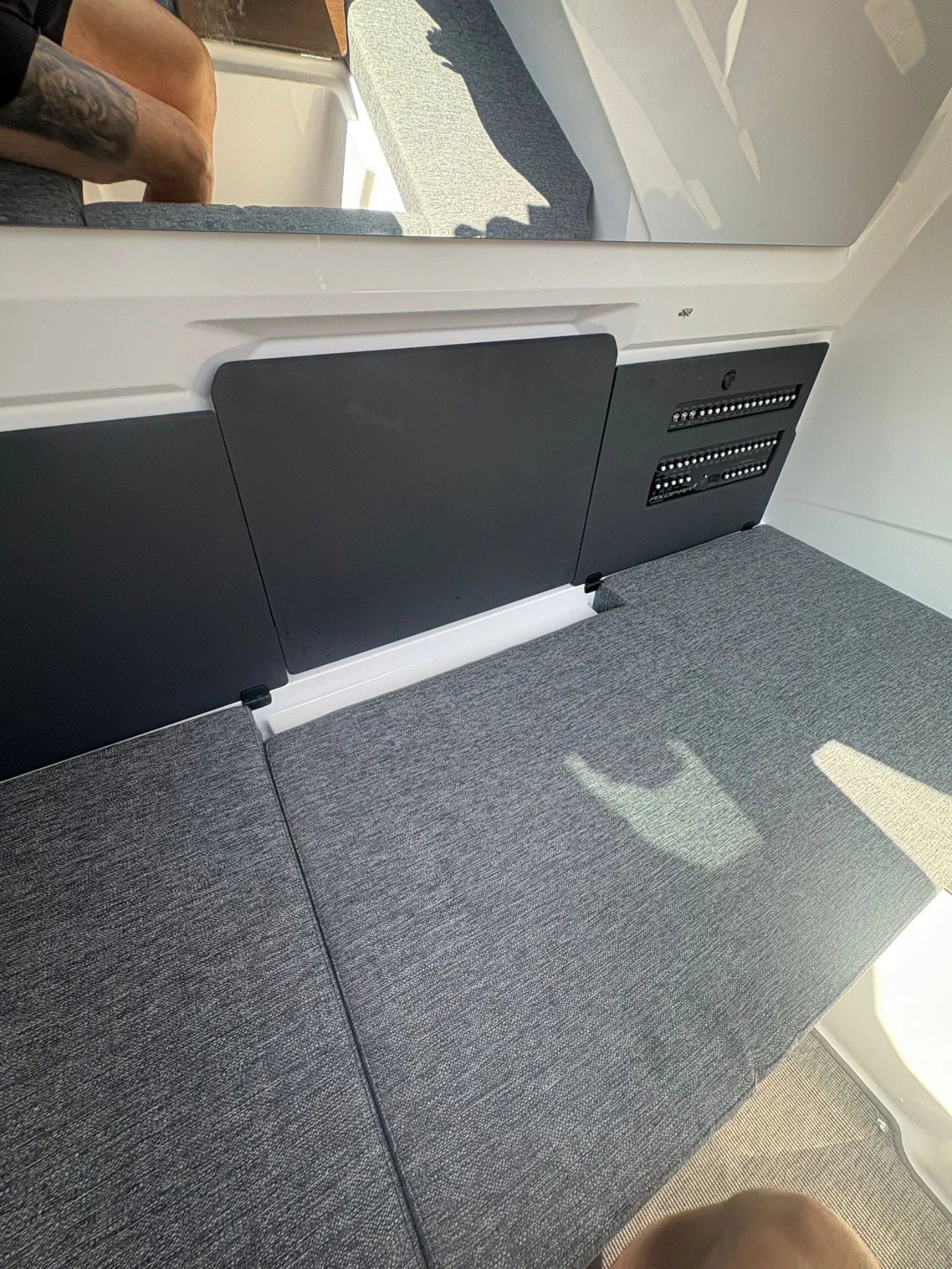 Моторна яхта Axopar 29 Sun Top - изображение 6