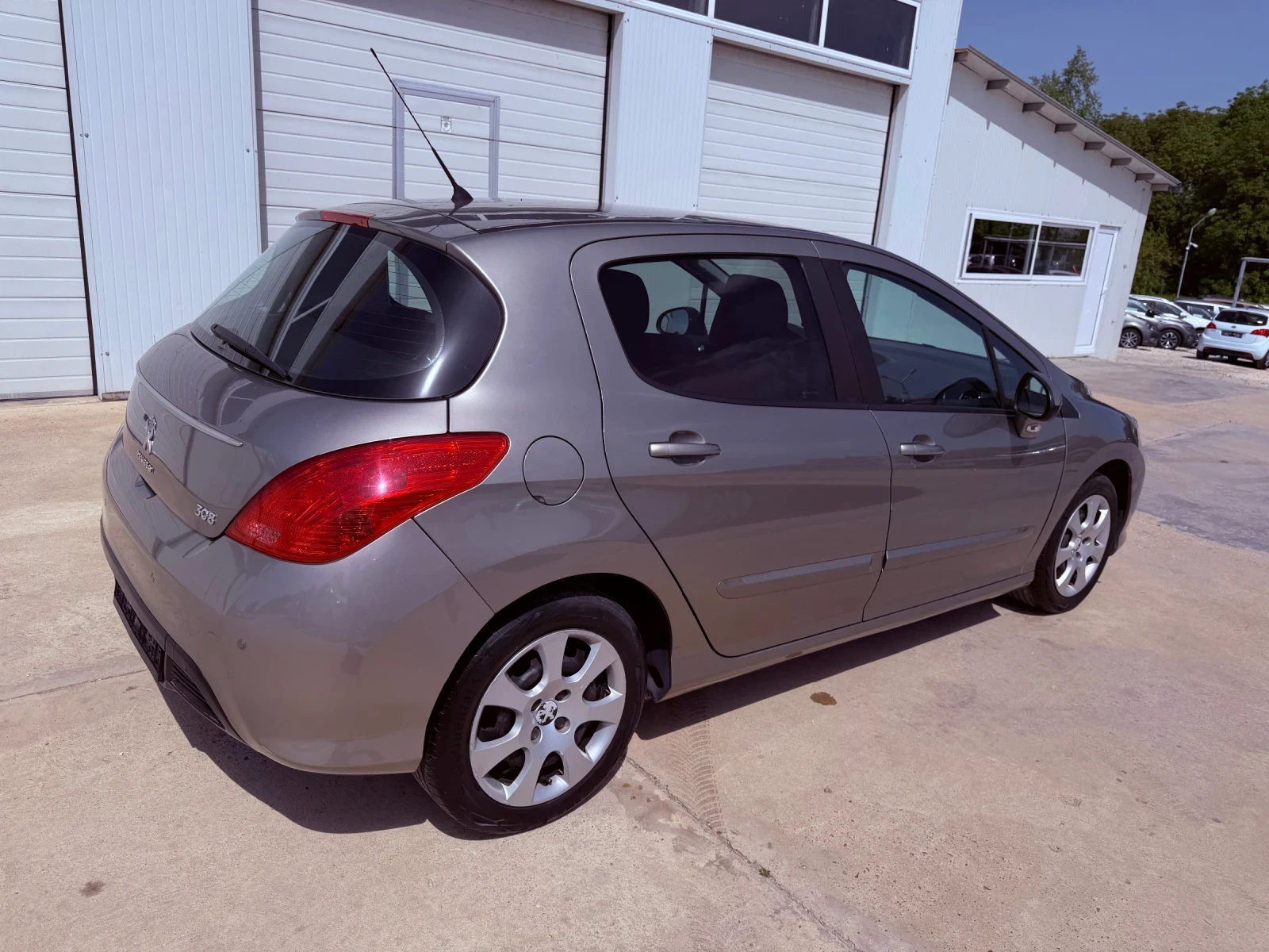 Peugeot 308 1.6hdi * 150000km* NOVA* , снимка 14 - Автомобили и джипове - 42453474