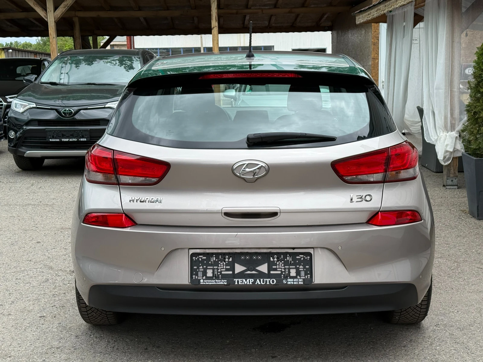 Hyundai I30 1.4I* 99к.с* 6ск* LED* СЕРВИЗНА КНИЖКА С ПЪЛНА ИСТ - изображение 6