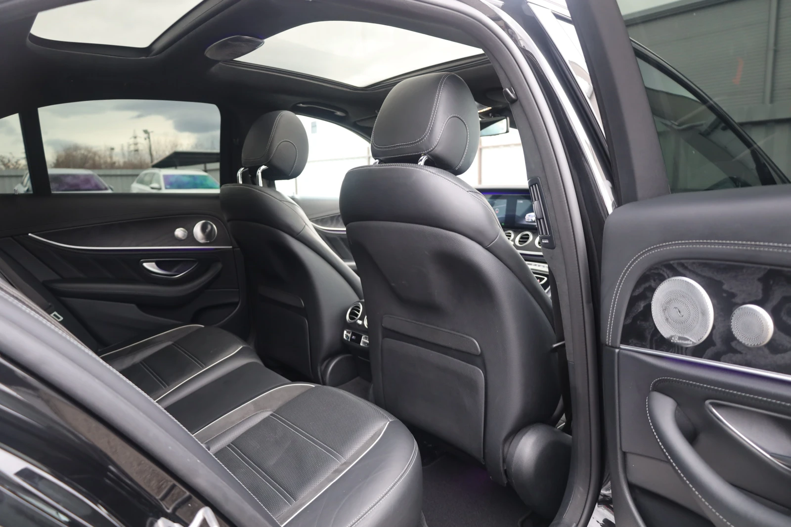 Mercedes-Benz E 63 AMG S 4Matic KERAMIK AIR Pano MASSAGE 360  3D BURM, снимка 9 - Автомобили и джипове - 53734029