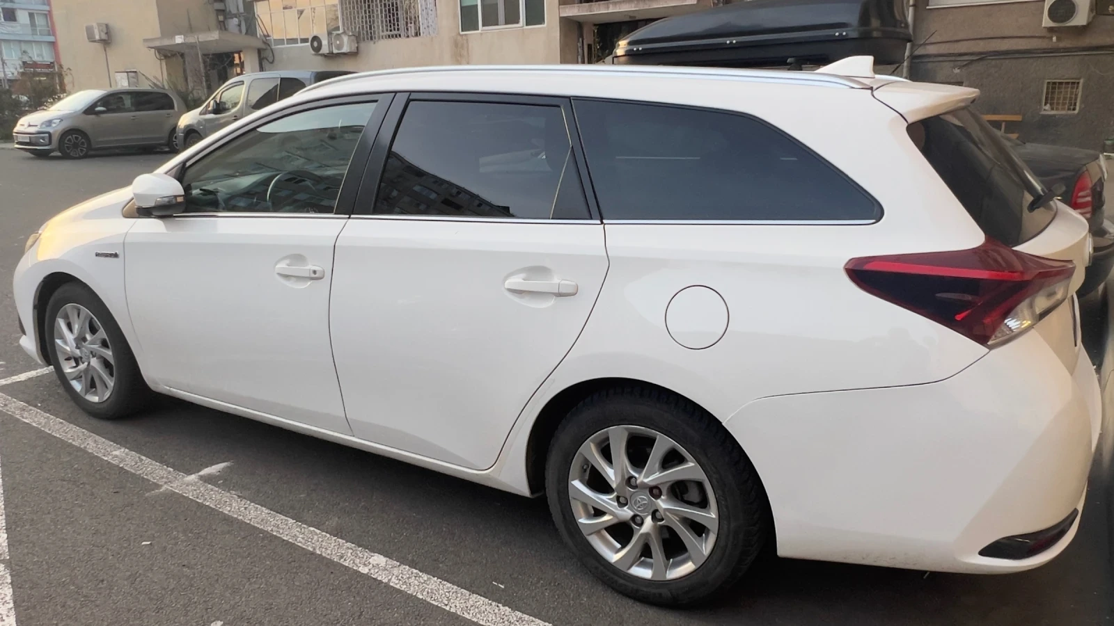 Toyota Auris Hibrid , снимка 2 - Автомобили и джипове - 53973972