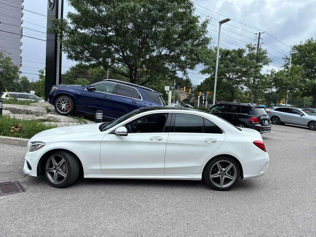 Mercedes-Benz C 300 * AMG PACK * 360 КАМЕРА * ОТ МЕРЦЕДЕС * , снимка 2 - Автомобили и джипове - 55259574