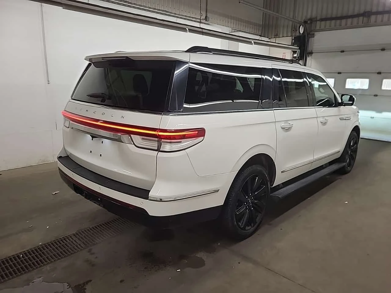 Lincoln Navigator RESERVE| ТЕЛЕВИЗОРИ| ОБДУХВАНЕ| 7 МЕСТА| , снимка 3 - Автомобили и джипове - 54790537