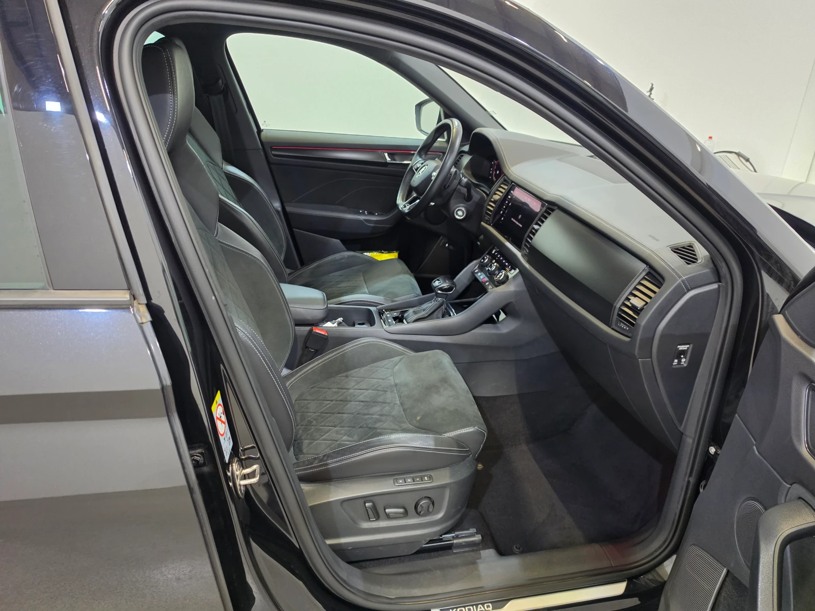 Skoda Kodiaq 2.0 CRTDI Sport-Line 7PL Virtual Navi Alcantara, снимка 13 - Автомобили и джипове - 55134825