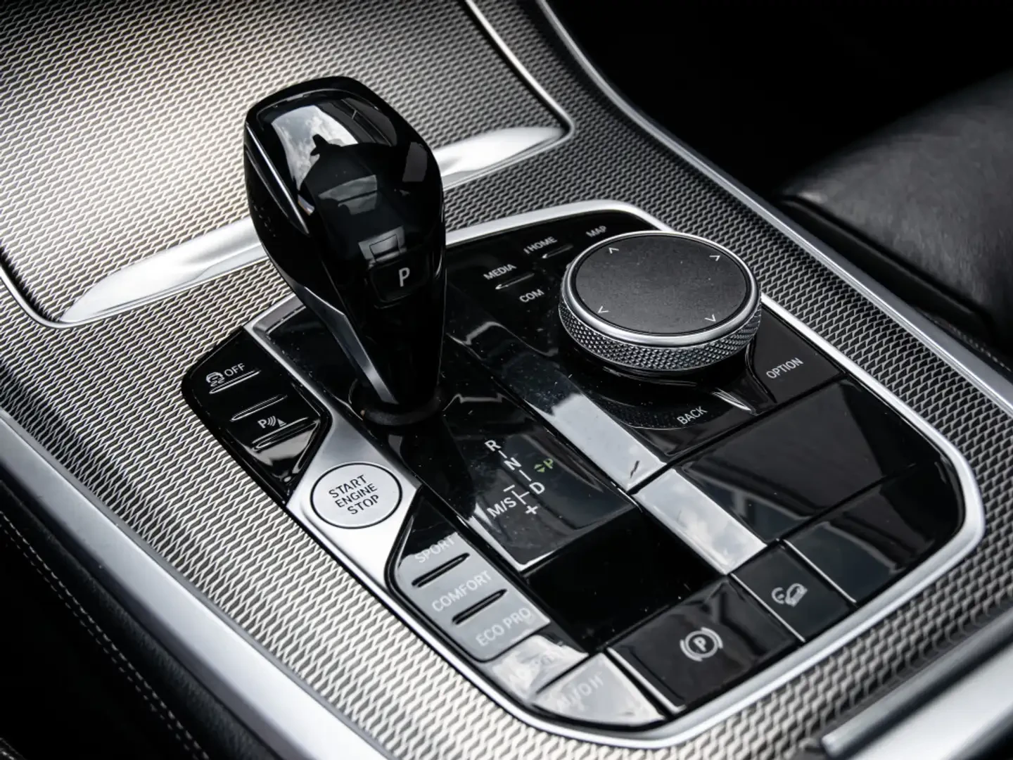 BMW X5 x40i* M-Pack* H/K* Soft Close* 360* Pano* Carbon, снимка 16 - Автомобили и джипове - 55644656