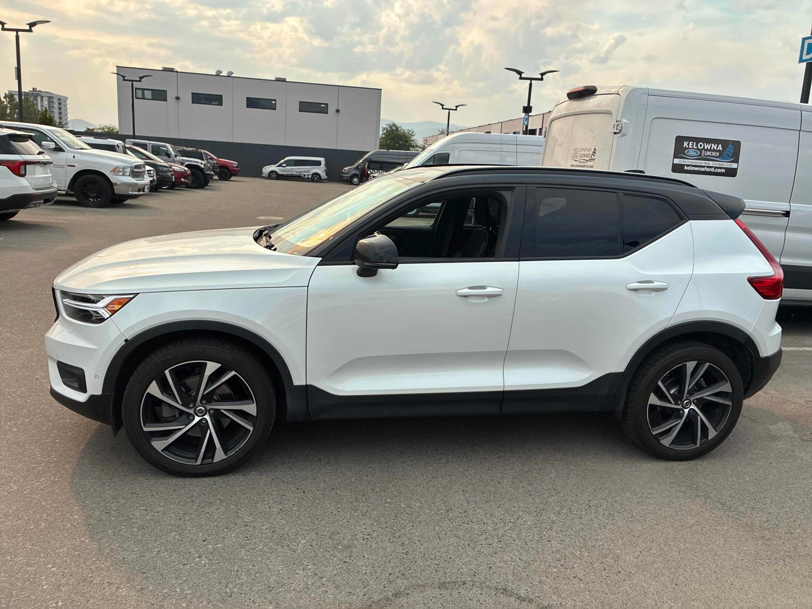 Volvo XC40 R Design / 360 / CARFAX / АВТОКРЕДИТ , снимка 16 - Автомобили и джипове - 55831026