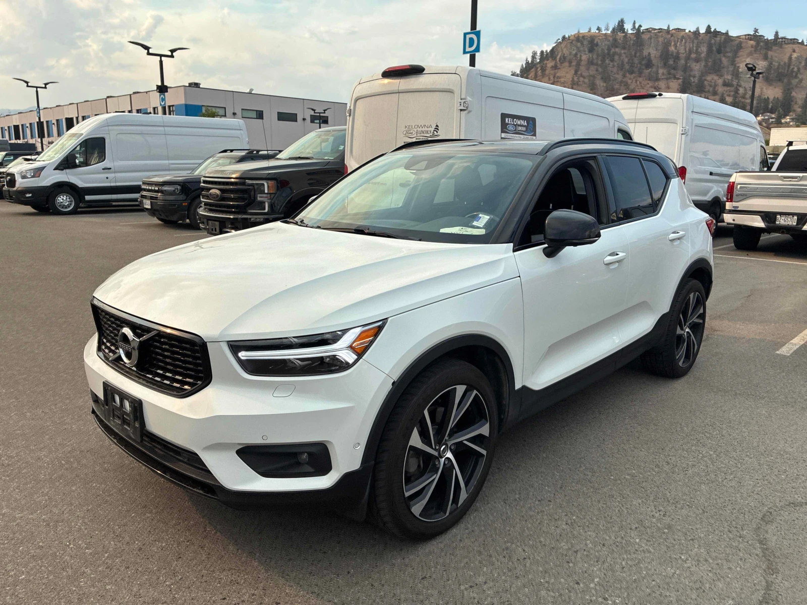 Volvo XC40 * R Design * CARFAX * БЕЗ ПЪРВОНАЧАЛНА ВНОСКА