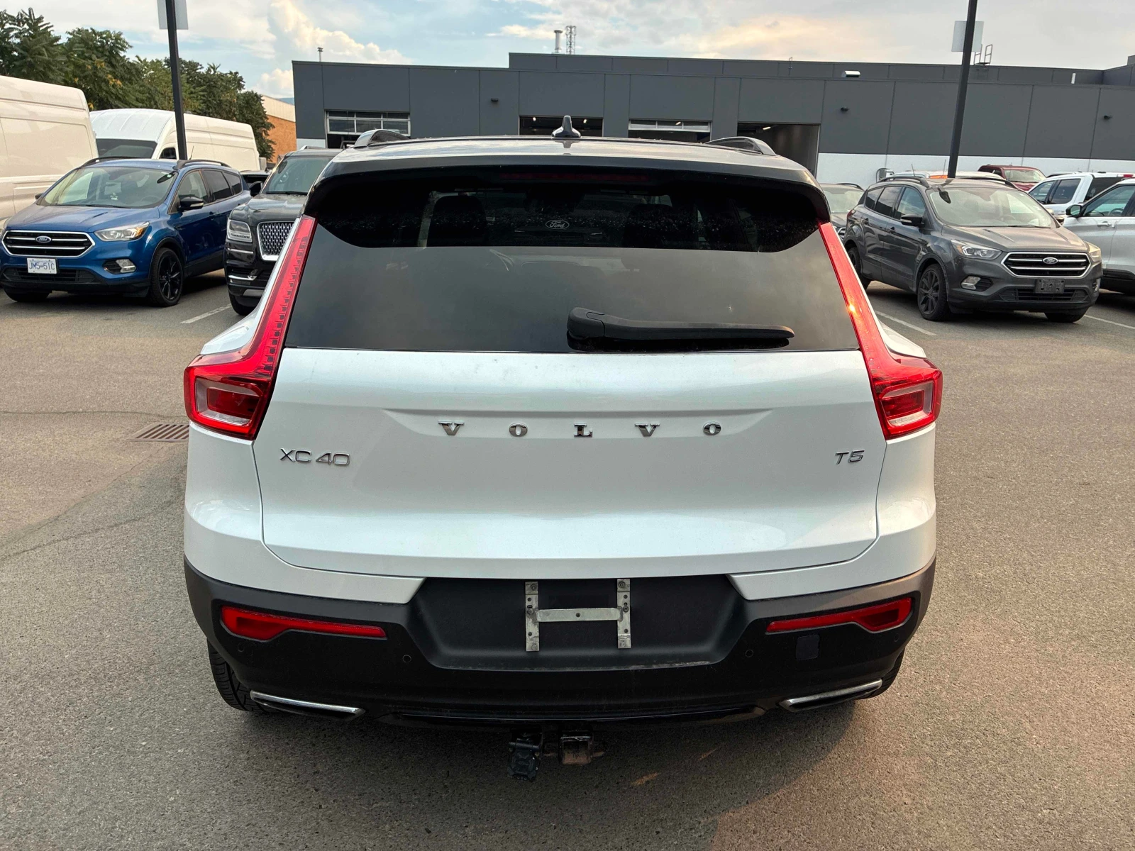 Volvo XC40 R Design / 360 / CARFAX / АВТОКРЕДИТ , снимка 4 - Автомобили и джипове - 55831026