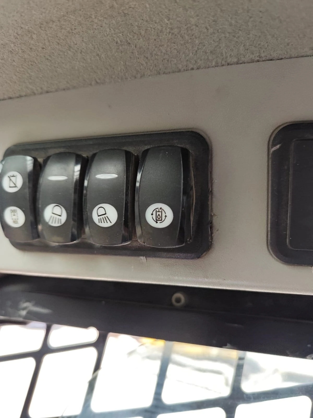Мини челни товарачи Cat 246D3-КЛИМА+ ПАРНО-УНИКАТ - изображение 6
