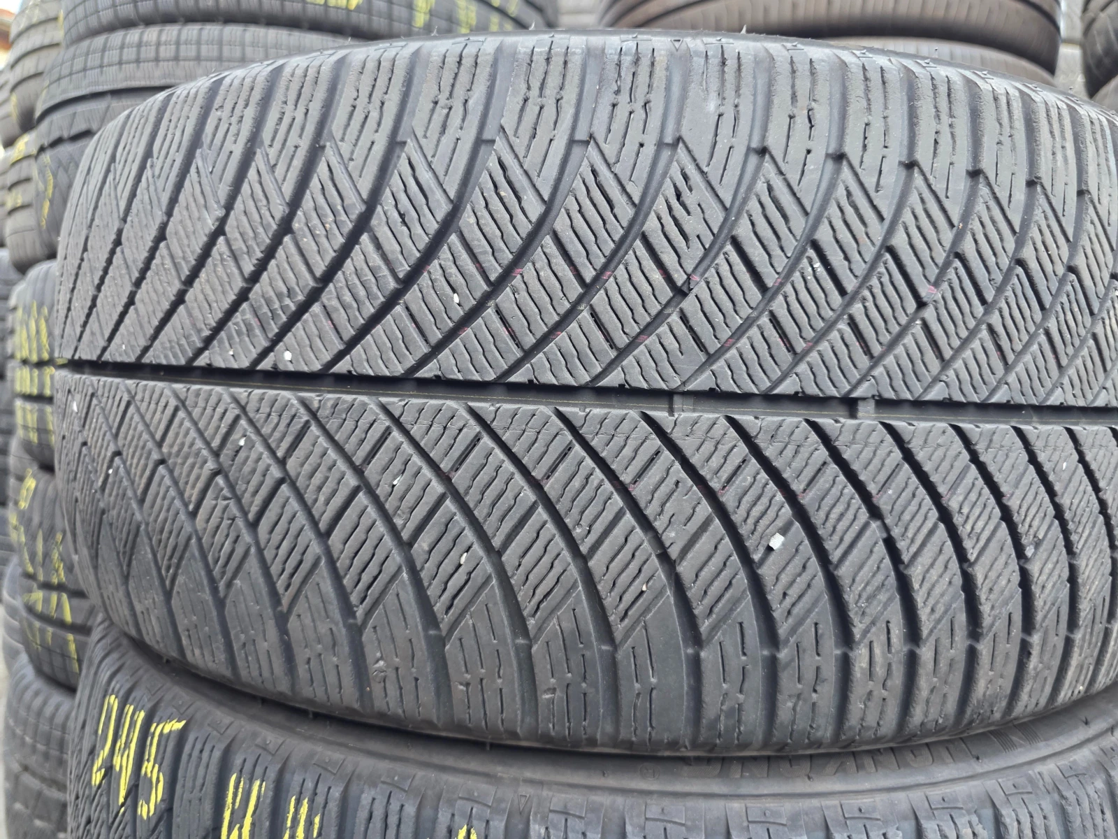 Гуми Всесезонни 245/40R19, снимка 3 - Гуми и джанти - 55492163
