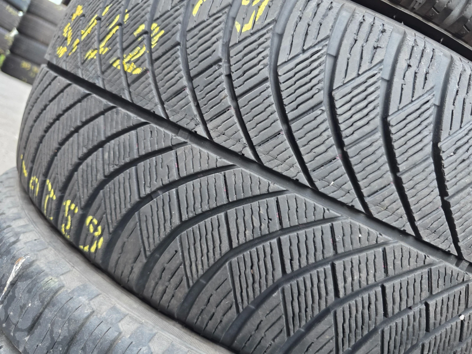 Гуми Всесезонни 245/40R19, снимка 2 - Гуми и джанти - 55492163