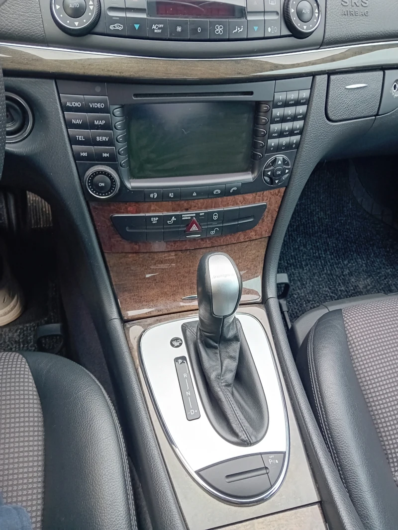 Mercedes-Benz E 220, снимка 6 - Автомобили и джипове - 53102235