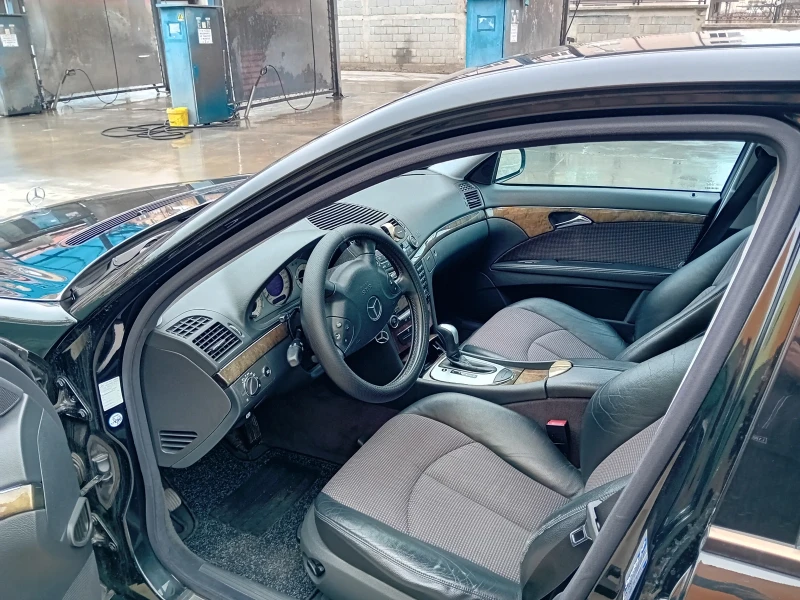 Mercedes-Benz E 220, снимка 4 - Автомобили и джипове - 53102235