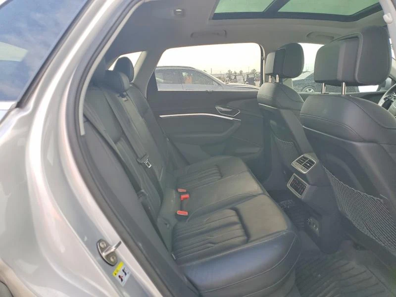 Audi E-Tron PRESTIGE* S-Line* 360* КОжа* Подгрев* Пано* , снимка 11 - Автомобили и джипове - 53367824