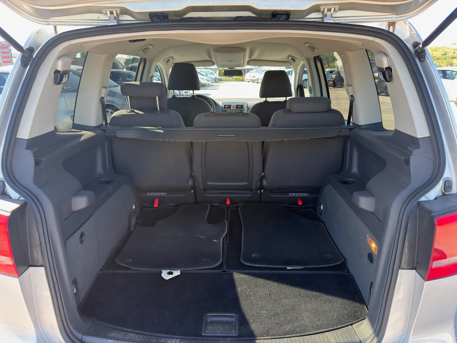 VW Touran 1.6TDI * 7 МЕСТА * 179032км* ЛИЗИНГ* , снимка 13 - Автомобили и джипове - 54745579