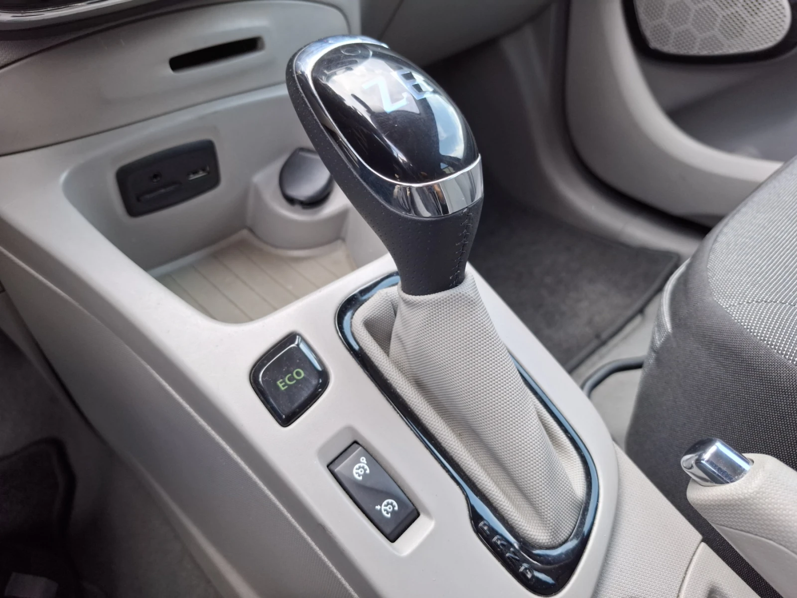 Renault Zoe Intens, СОБСТВЕНА БАТЕРИЯ, Термопомпа, снимка 10 - Автомобили и джипове - 55357433