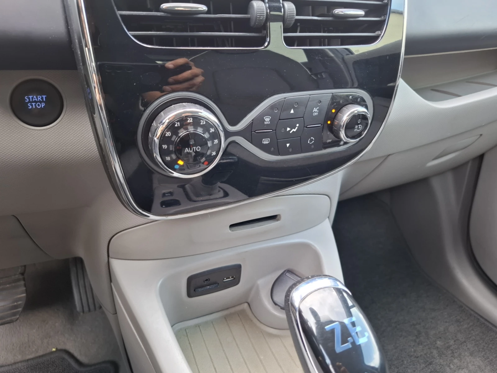 Renault Zoe Intens, СОБСТВЕНА БАТЕРИЯ, Термопомпа, снимка 13 - Автомобили и джипове - 55357433