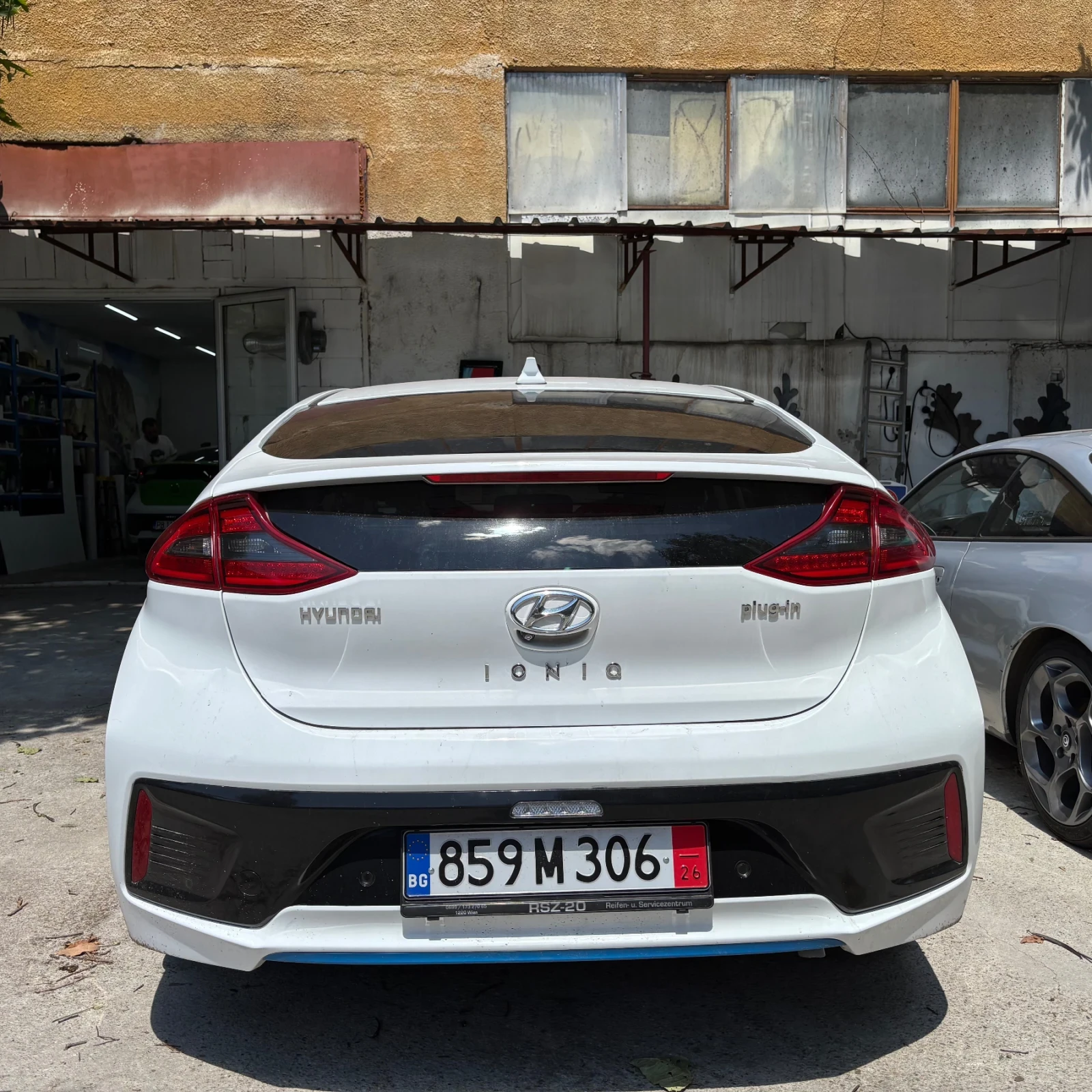 Hyundai Ioniq Plug-in hybrid / 78, 650km/ подгреви/дистроник и д, снимка 3 - Автомобили и джипове - 55396090