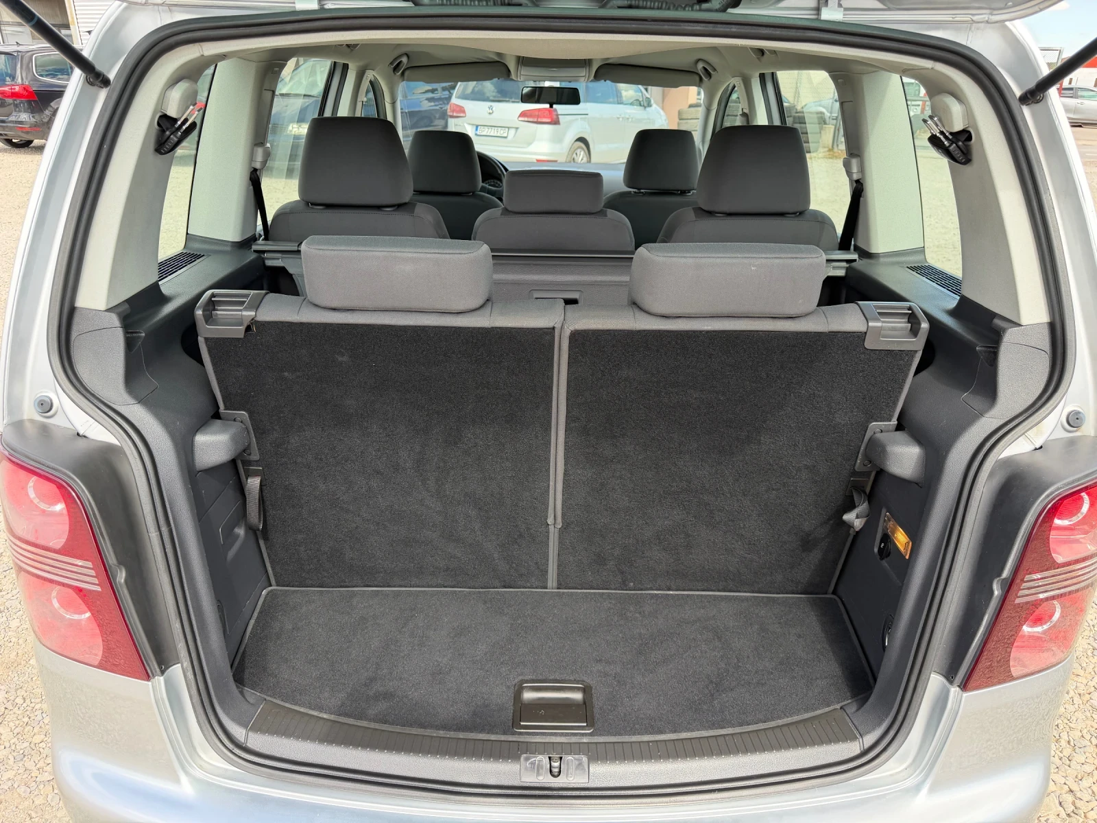 VW Touran 1.9TDI-105PS-6+ 1, снимка 12 - Автомобили и джипове - 56182107