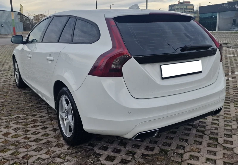 Volvo V60 D4, снимка 4 - Автомобили и джипове - 47031336