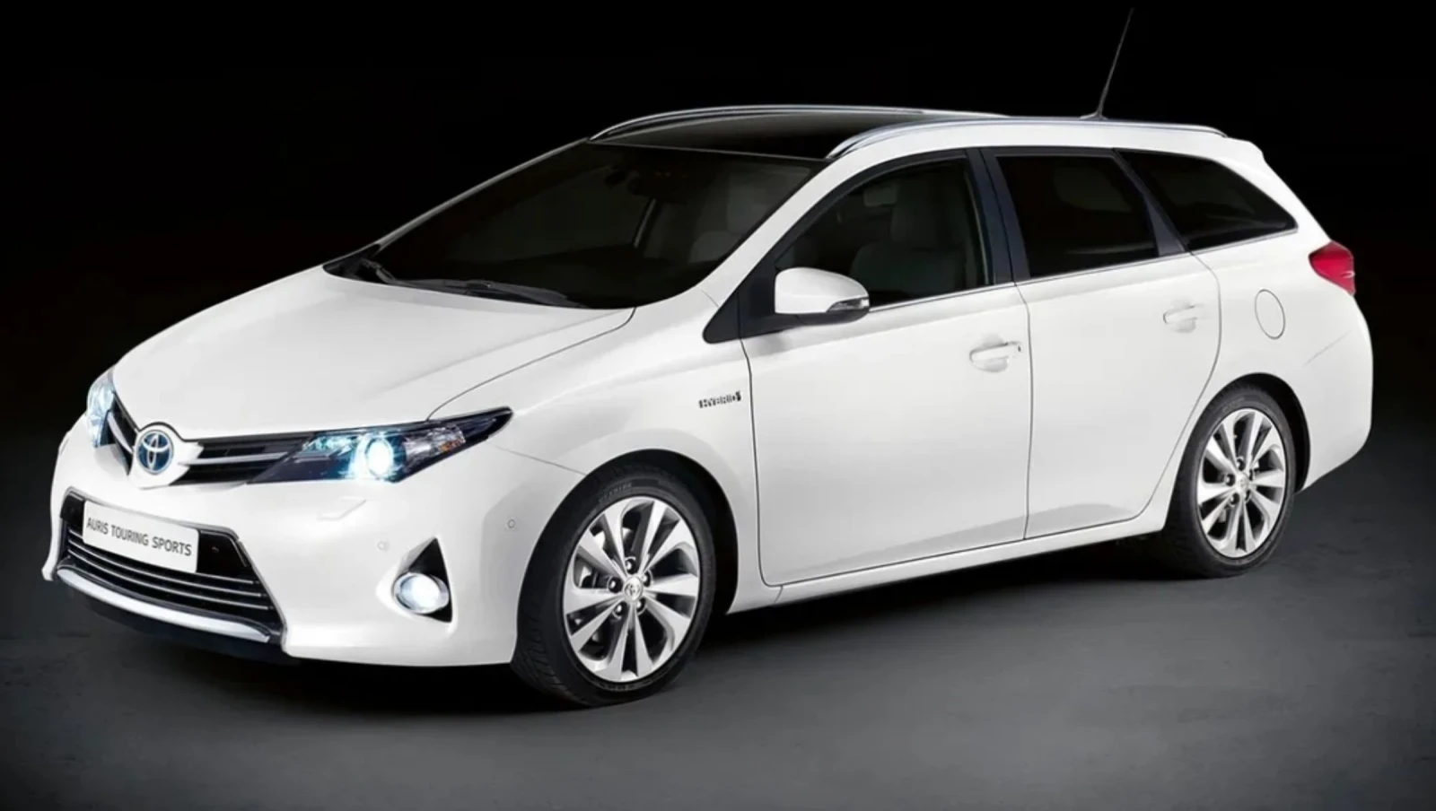 Toyota Auris HYBRID * НА ЧАСТИ* , снимка 1