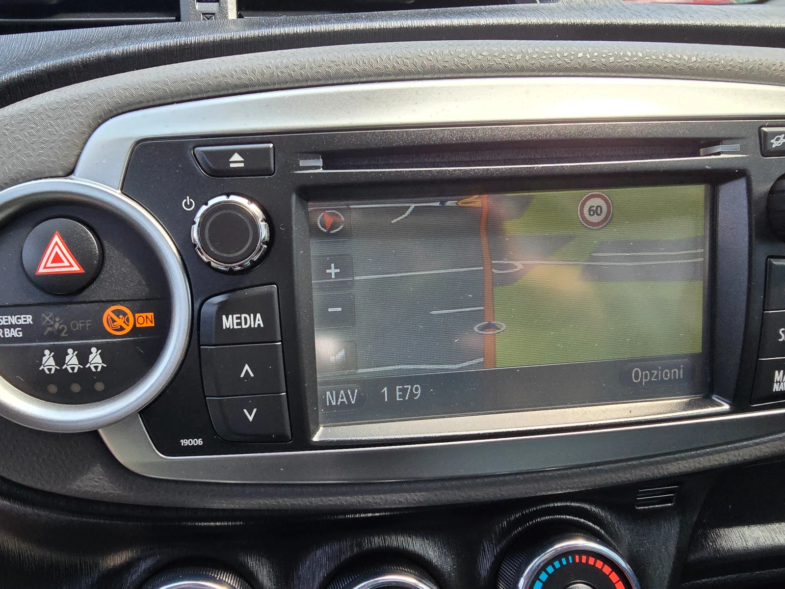 Toyota Yaris 1.4D4D-Navi-Kamera - изображение 8