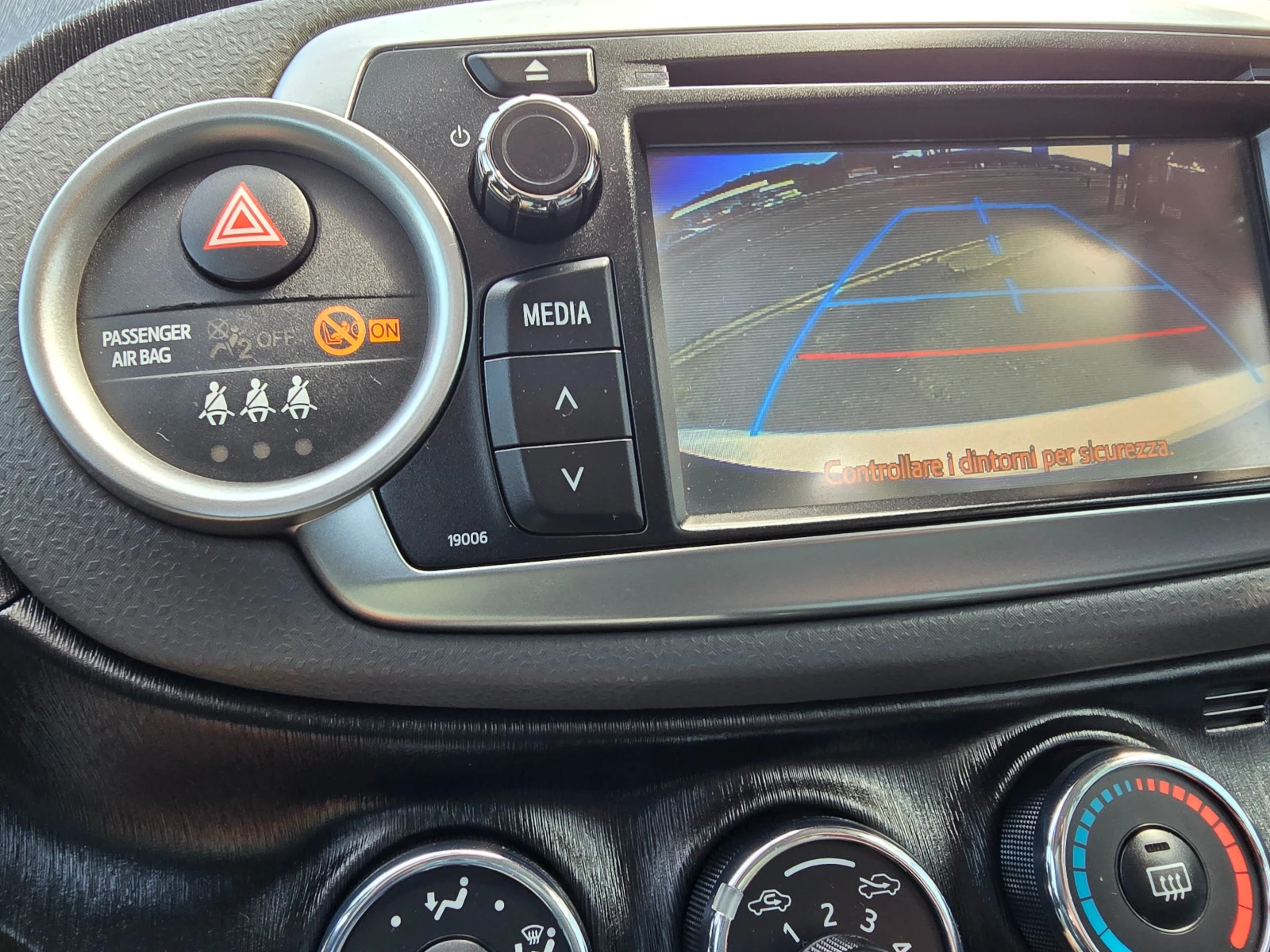 Toyota Yaris 1.4D4D-Navi-Kamera - изображение 9