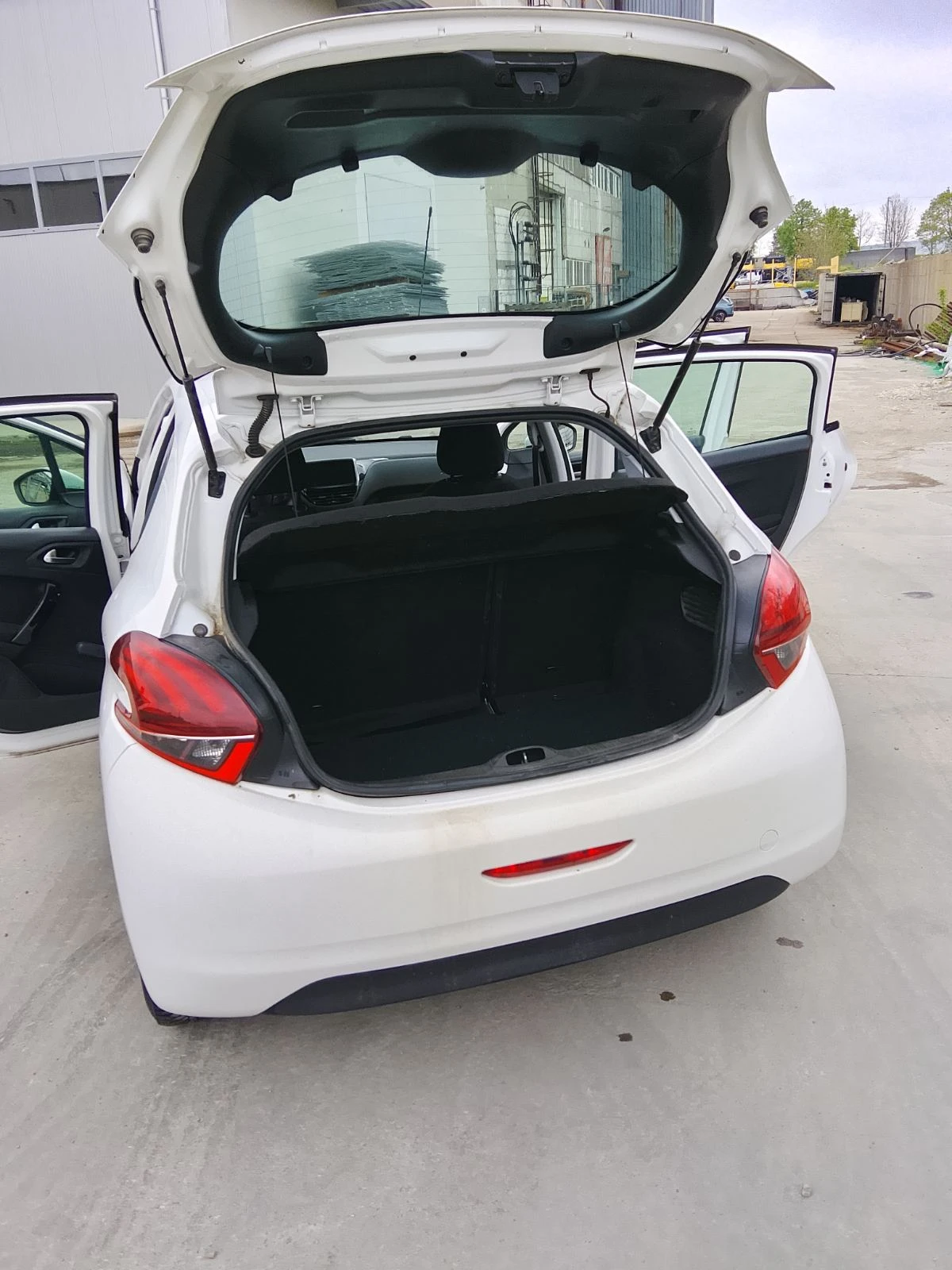 Peugeot 208, снимка 6 - Автомобили и джипове - 54340650